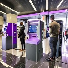 comprare 21.5 inch touchscreen Hotel Check In Kiosk con distribuzione di carte di riciclo online manufacture